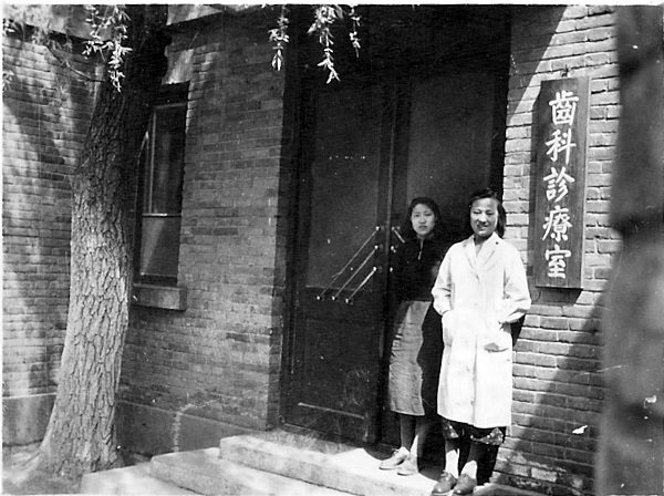 A02 医院建筑-背阴胡同的口腔诊室前.jpg A02 医院建筑-背阴胡同的口腔诊室前.jpg